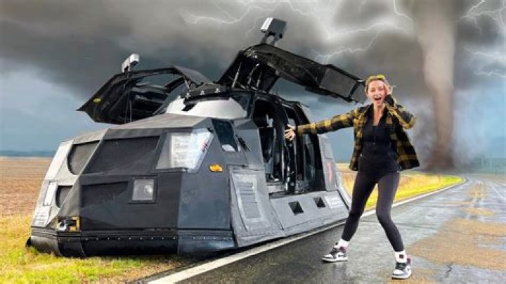 Discovery Airing Tribute to Stormchasers Stars Killed in Oklahoma Tornado The Hollywood Re |