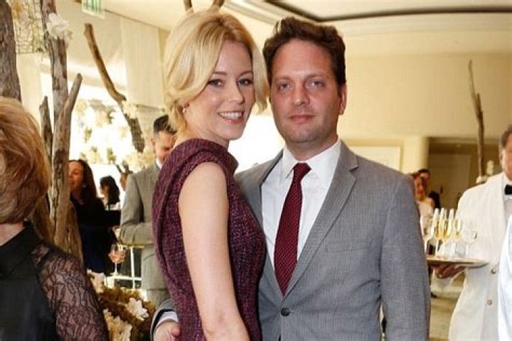 Elizabeth Banks Married her husband Max Handelman in 2003. Know about her affairs.