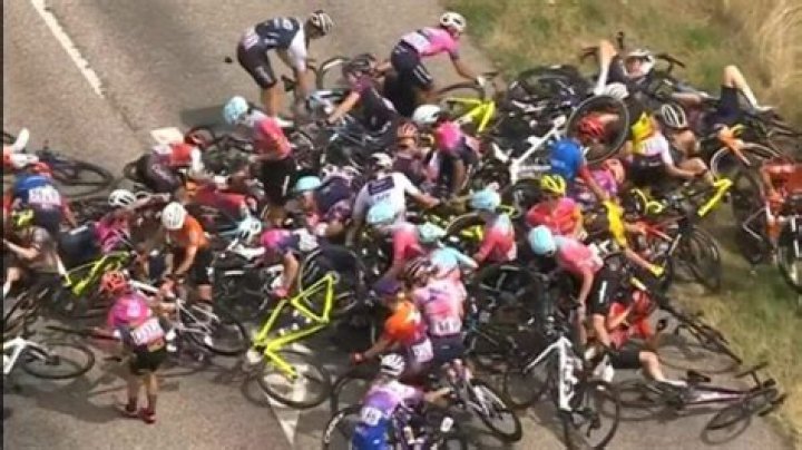 shocking crash at Tour de France Femmes |